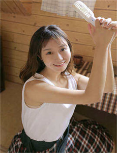 《扒开粉嫩的小缝末成年小美女》