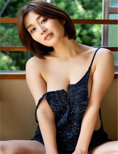 《女仆跪着用乳伺候主人》