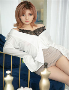 《玩高中女同桌肉色短丝袜脚文》